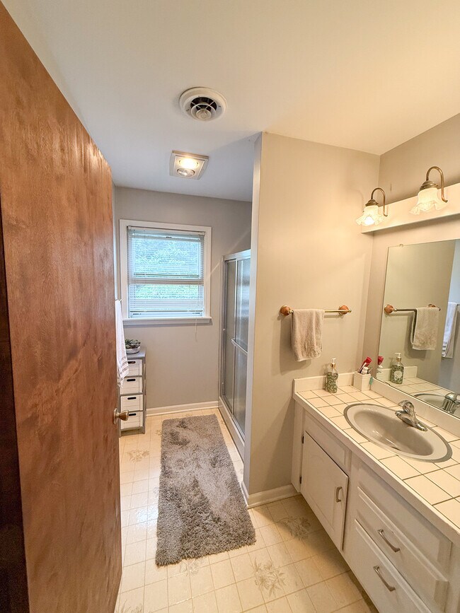 Building Photo - 557 Hardin Ave