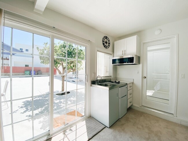 Building Photo - 2404 Chatsworth Blvd
