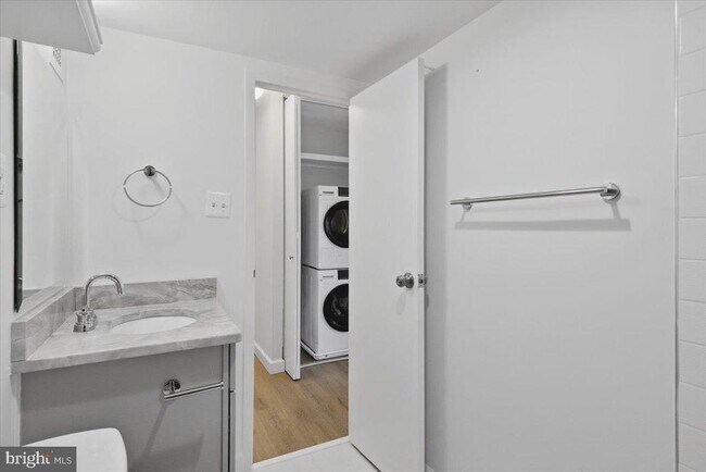 Building Photo - 1301 S Arlington Ridge Rd