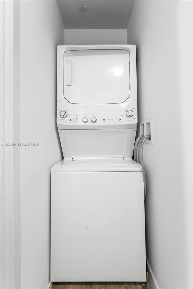 Building Photo - 801 S Miami Ave