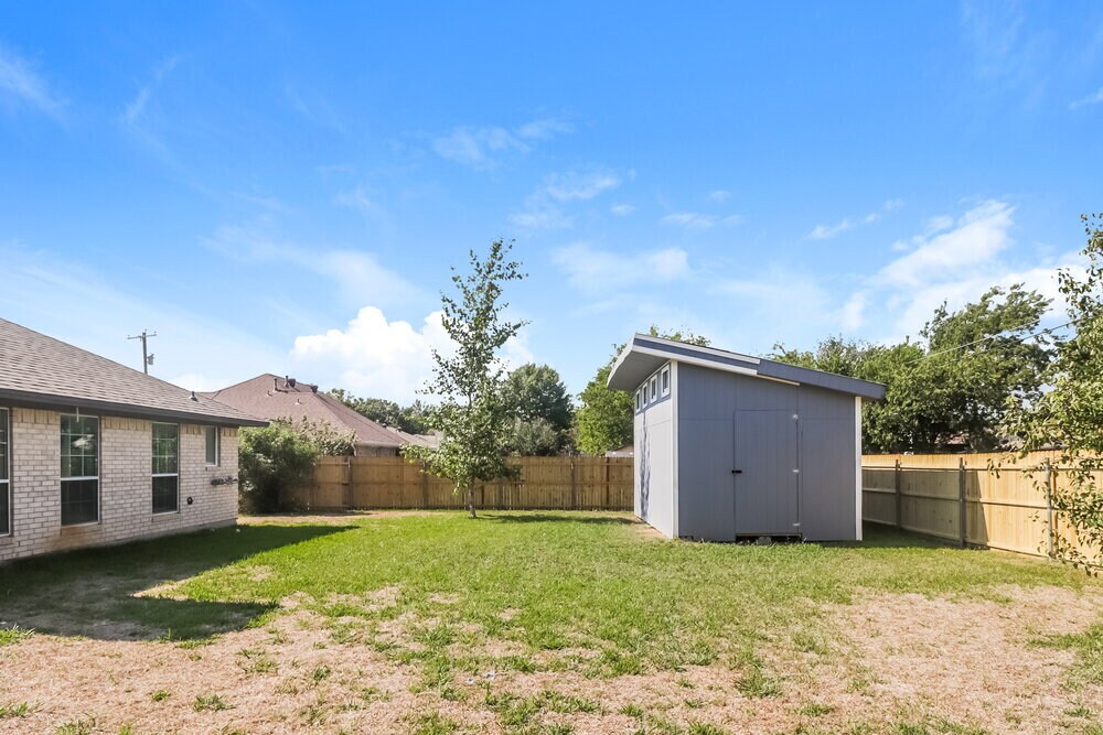 Building Photo - 601 E 6th St