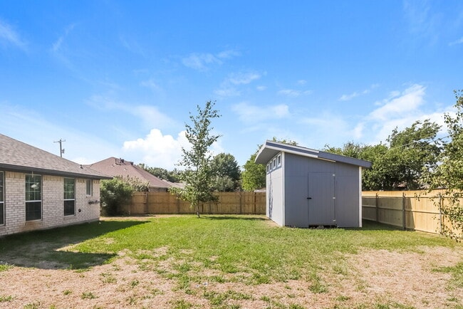 Building Photo - 601 E 6th St