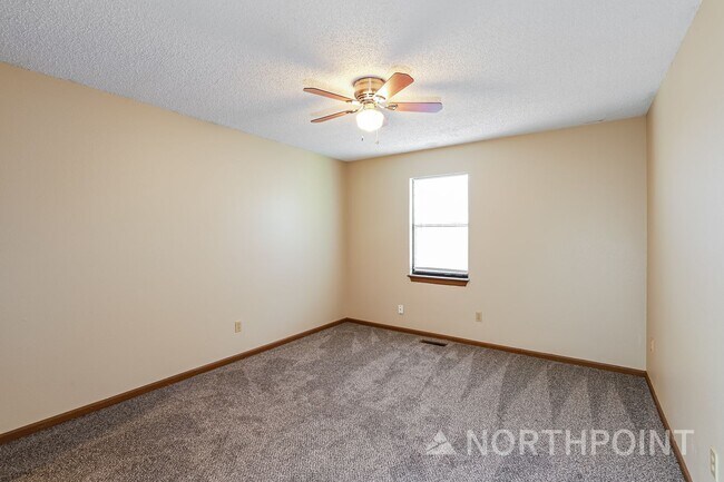Building Photo - Radiant Unit Townhome | 2 BR/1.5BA | 1-Car Garage |