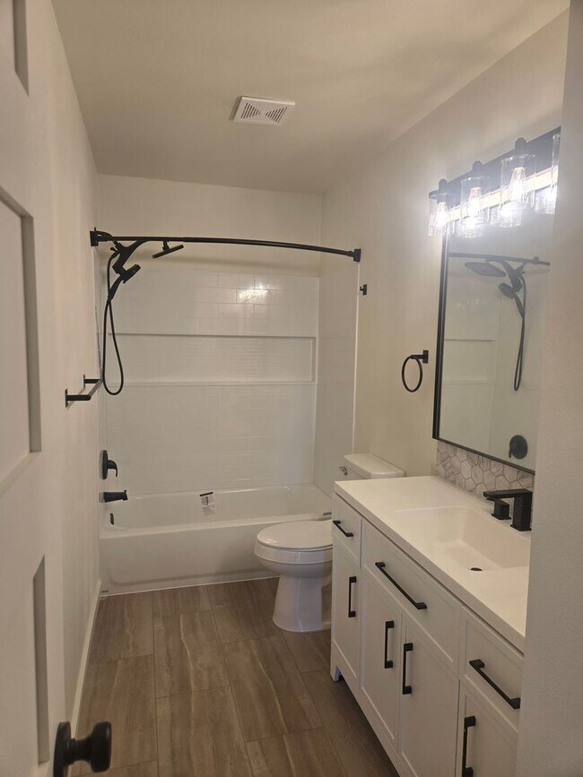 Building Photo - 950 E Lunceford Ln