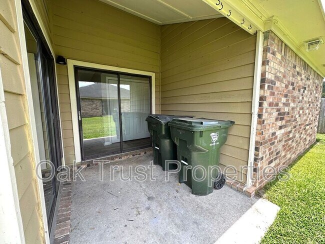 Building Photo - 401 Converse Ct