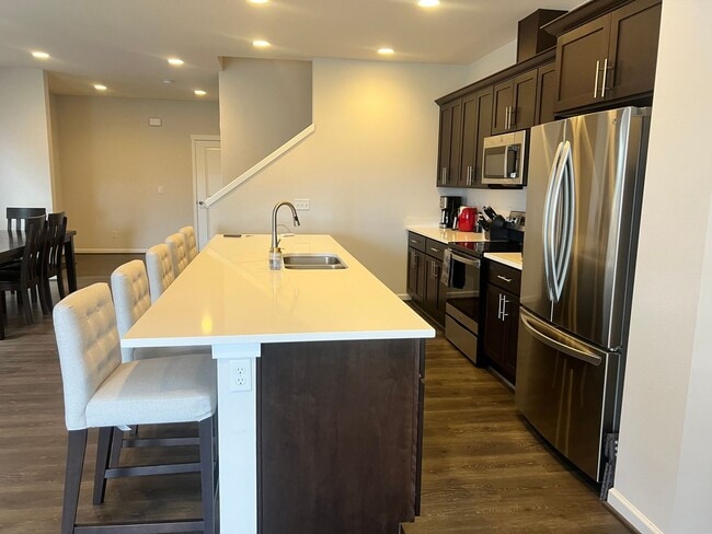 Building Photo - Beautiful Sunridge Townhome in Kent.