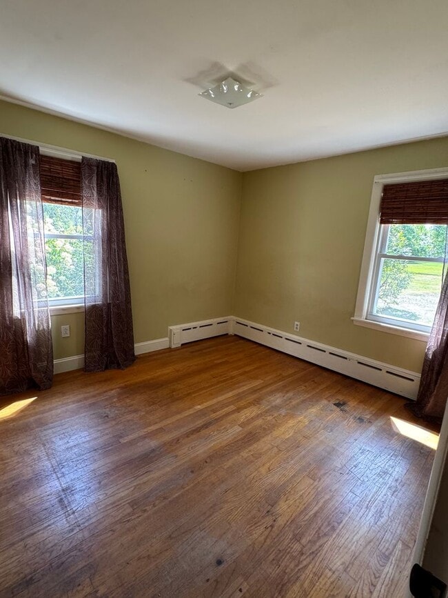 Building Photo - 2BR/1B House with Attached Garage for Rent!