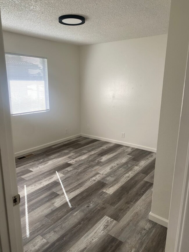 Building Photo - Newly Remodeled 2 bedroom 1 bathroom Duple...