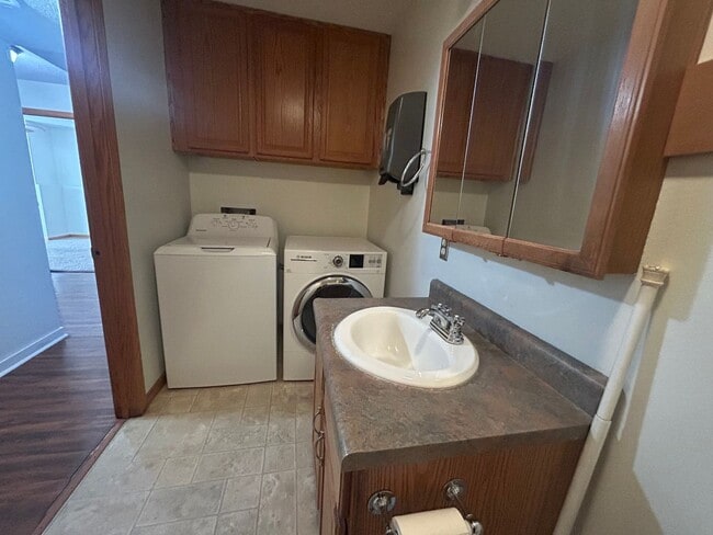 Building Photo - Spacious, corner lot 3-bedroom, 2-bath duplex in Iowa City