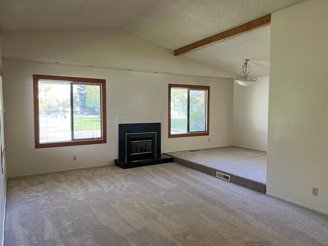 Building Photo - TENTATIVELY RENTED 4 Bedroom 2 Bathroom Si...