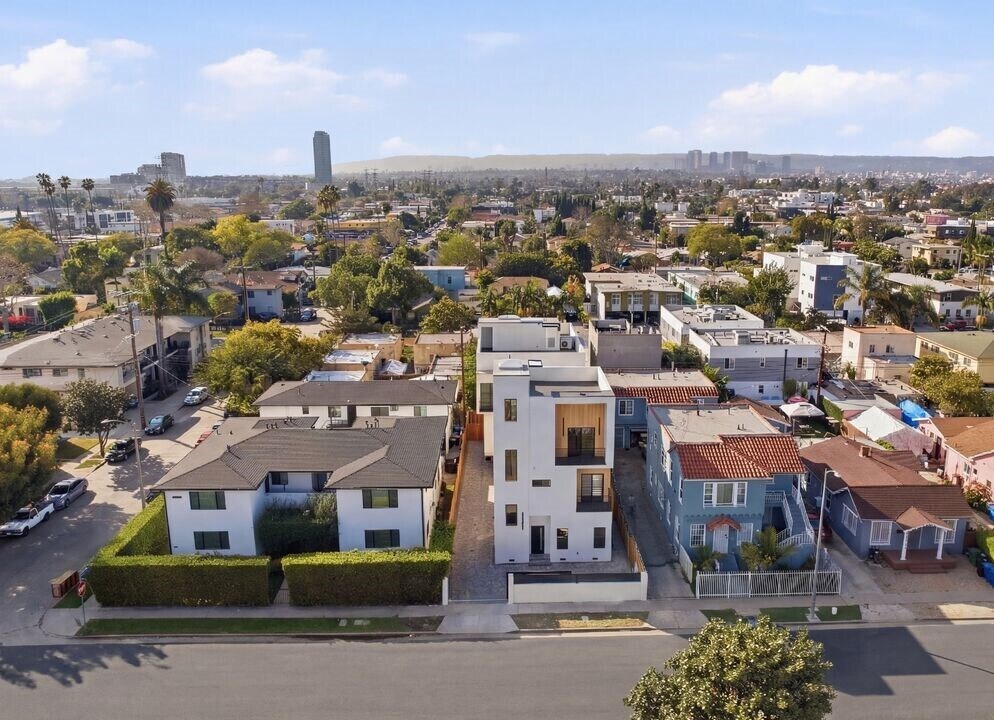 Building Photo - 2835 S Redondo Blvd