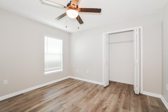 Building Photo - 1504 Sterns Dr