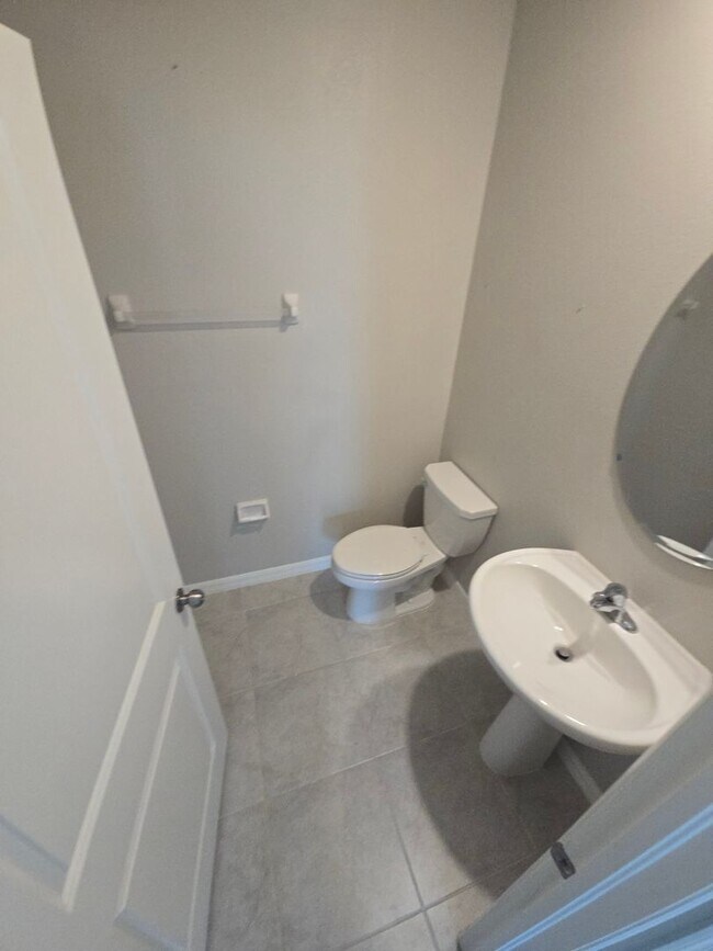 Building Photo - Gorgeous 5-Bedroom, 2.5-Bathroom Home in Riverview