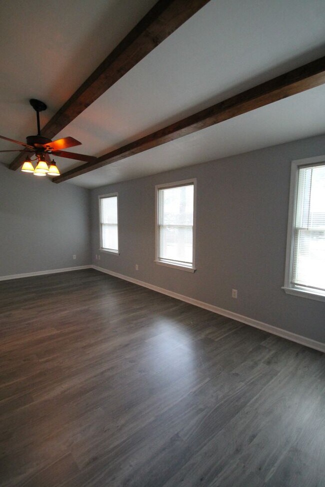 Building Photo - 806 Beech Dr