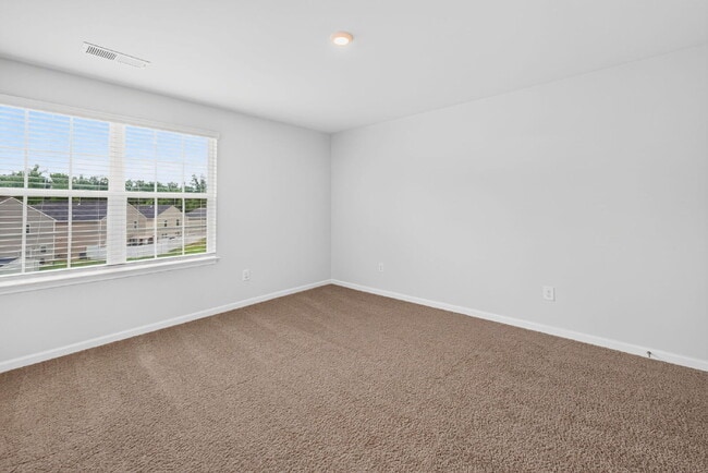 Building Photo - Experience Spacious Comfort: 3-Bedroom Home with 2.5 Baths.