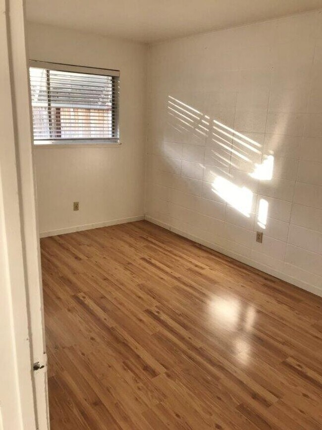 Building Photo - 3 Bedroom 1 Bath w/ 1 Car Garage and Yard - North Vacaville *STAR RENTALS