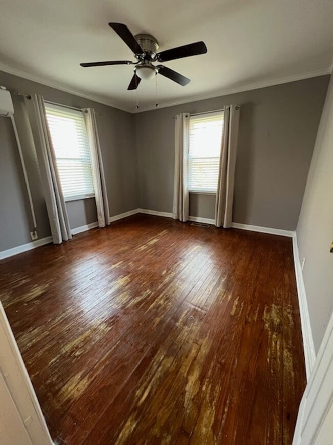 Building Photo - 2 Bedroom, 1 Bath Home