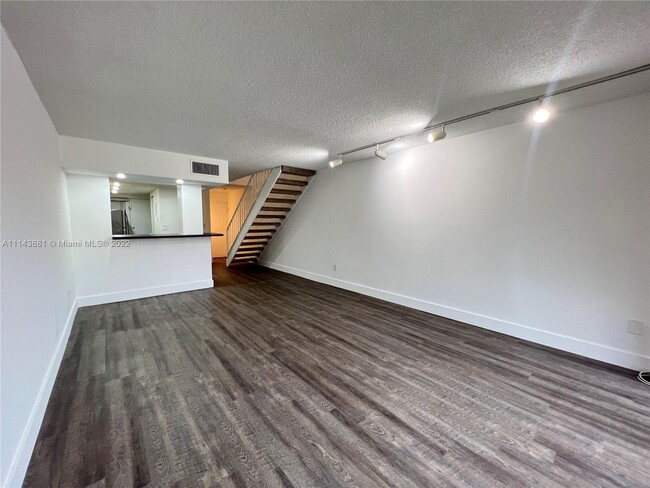 Building Photo - 9210 Fontainebleau Blvd