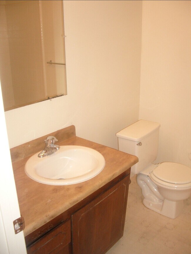 Building Photo - 475-477 Delta Cir