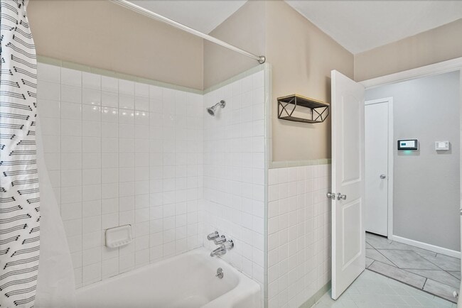 Building Photo - Charming 3 Bedroom Home