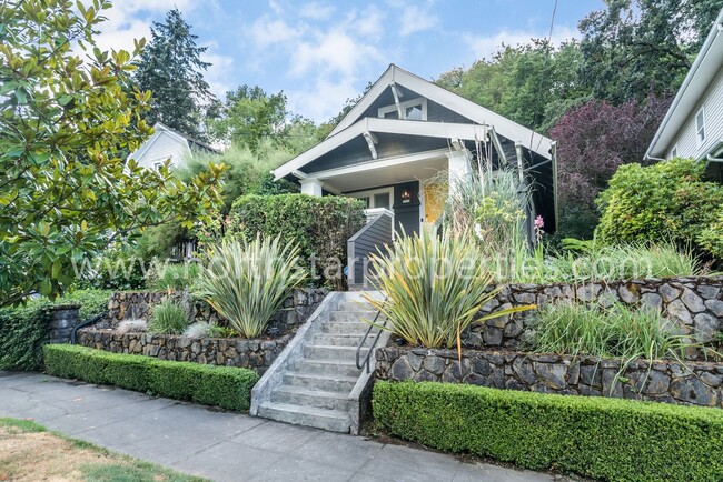 Building Photo - Amazing upscale John's Landing home.