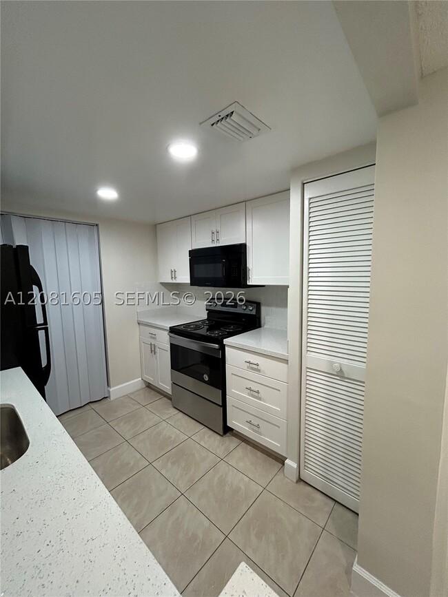Building Photo - 9733 Westview Dr