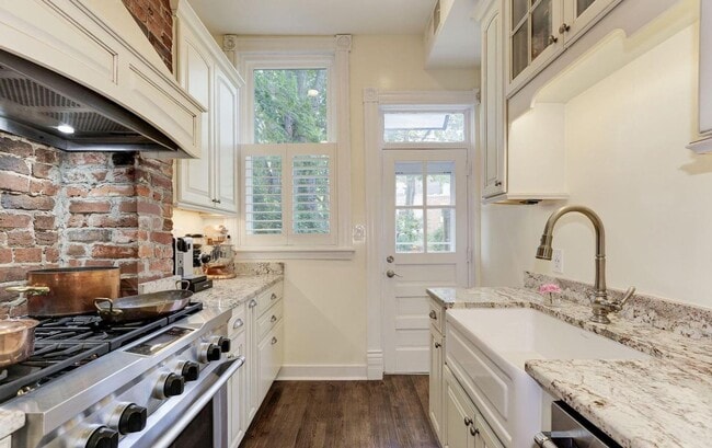 Building Photo - Spacious & Charming Victorian Row House in Burleith-Moments from Georgetown!