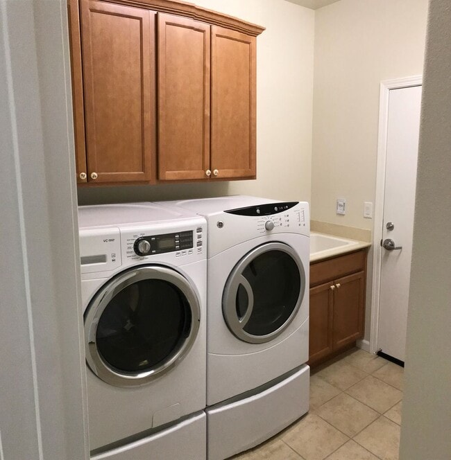Building Photo - 55+ Community Home in Great Condition!