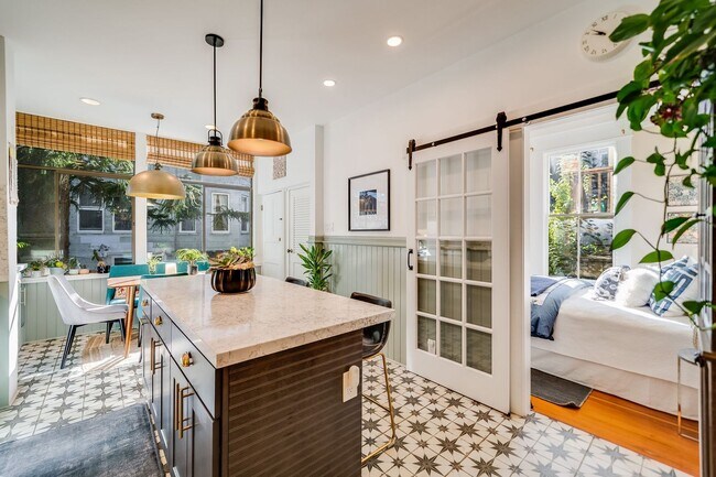 Building Photo - Cole Valley/Ashbury Heights: Remodeled Fla...