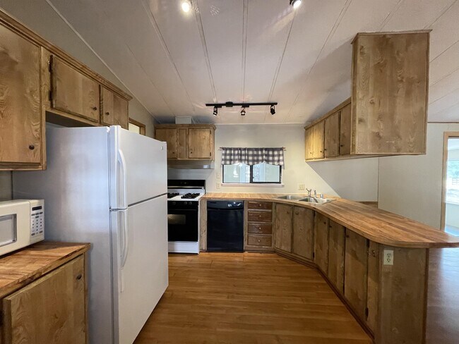 Building Photo - 9384 Lott Rd