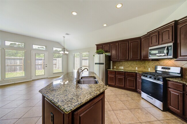Building Photo - 5615 Stoneridge Ct