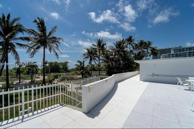 Building Photo - 5255 Collins Ave