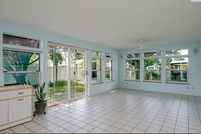 Building Photo - Charming 3-Bedroom Home