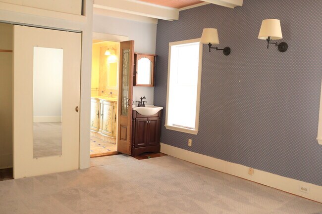 Building Photo - 228 W Woodlawn Ave