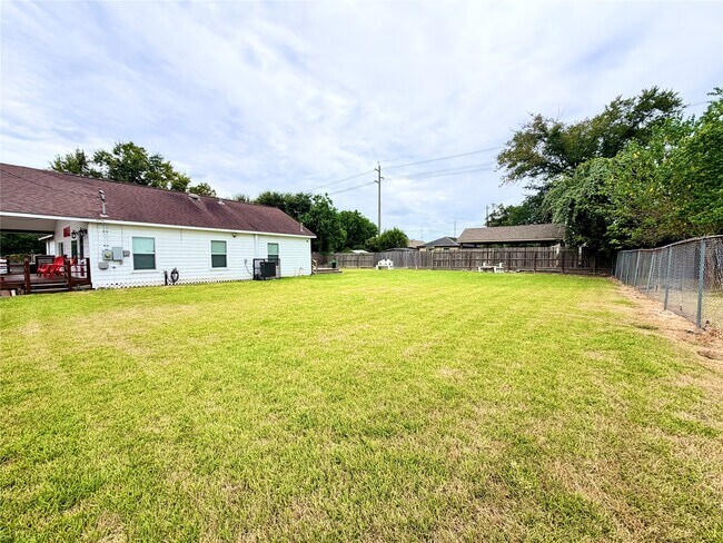 Building Photo - 8821 Woodruff St