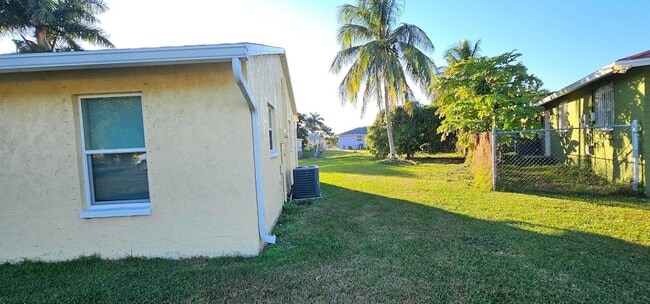 Building Photo - 323 Seminole Ct