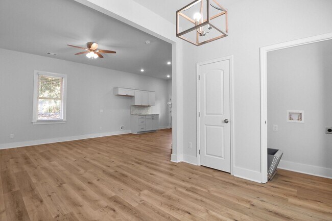 Building Photo - 826 W Victory Dr