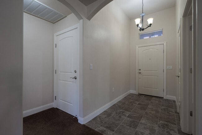 Building Photo - 3 bed 2 bath home with fully-fenced yard