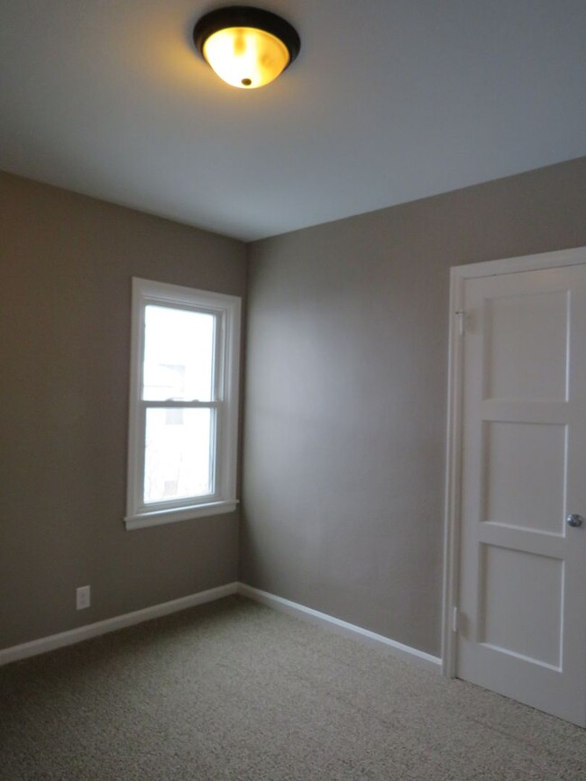 Building Photo - 4 Bedroom (2 non-egress) / 1 Car Garage lo...