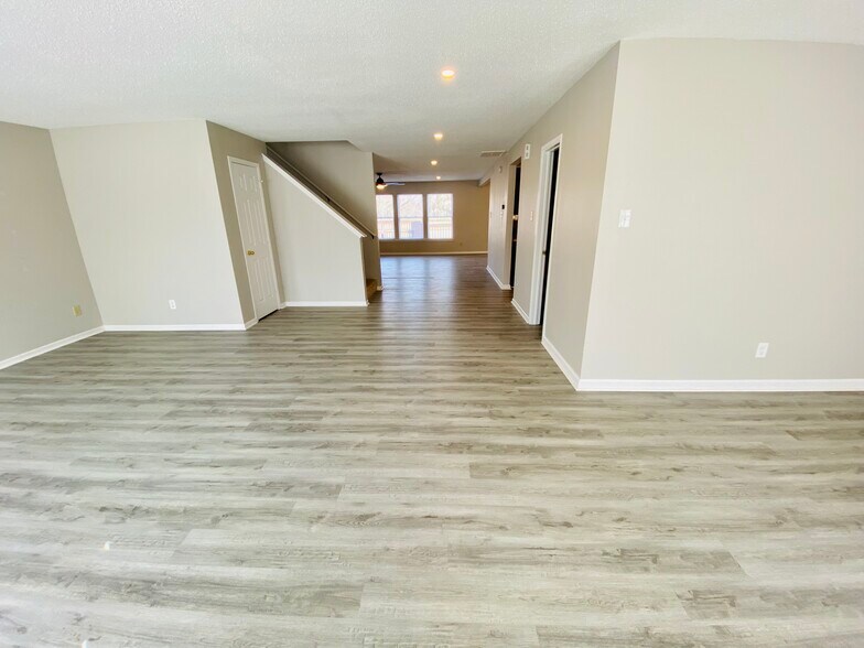 Building Photo - 5843 Amber Ln