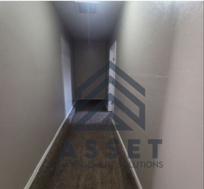 Building Photo - Charming 5 Bedroom House