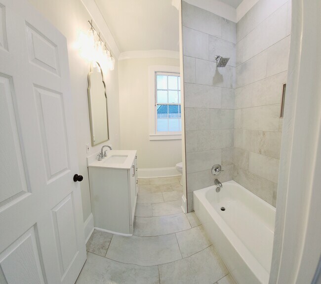 Building Photo - Charming Garden District Home
