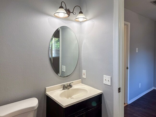 Building Photo - 3 Bedroom / 2 Bath / 2 Car Garage in Quiet...