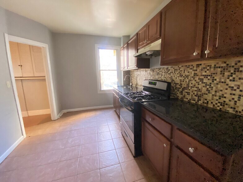 Eat-in Kitchen view 2 - 530 Valley Rd