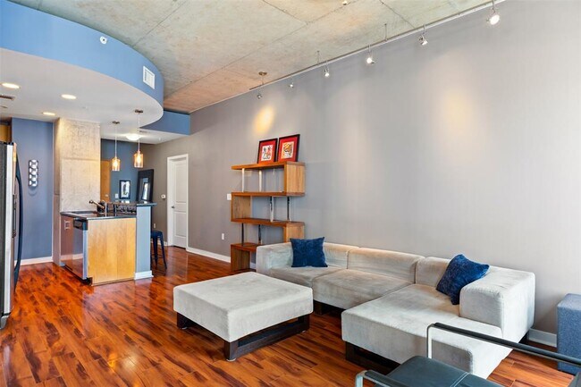 Building Photo - 360 Nueces St