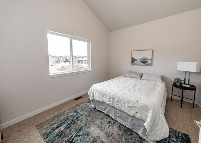 Building Photo - 3 Bedroom End Unit Luxury Townhome in Moun...