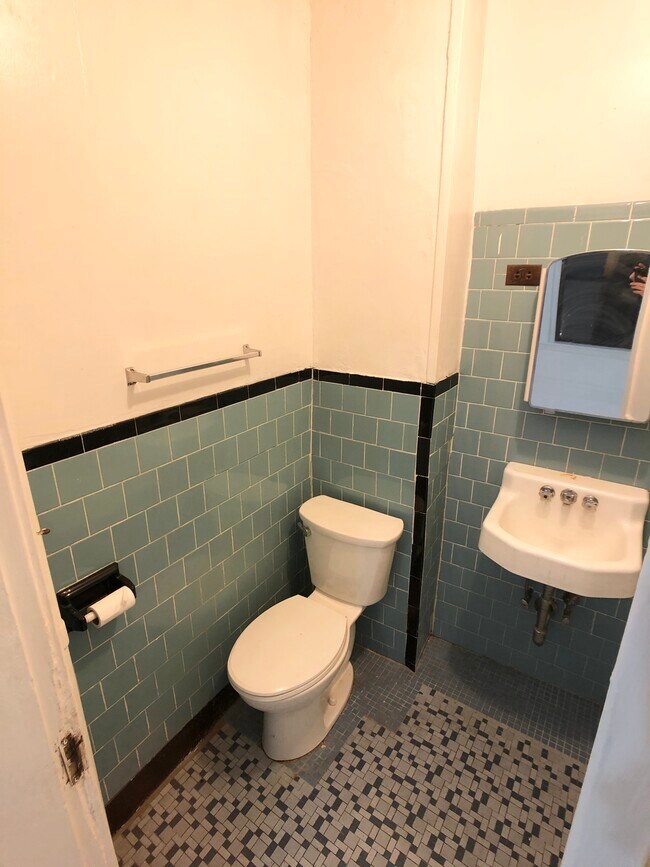 Building Photo - 519 Park Dr