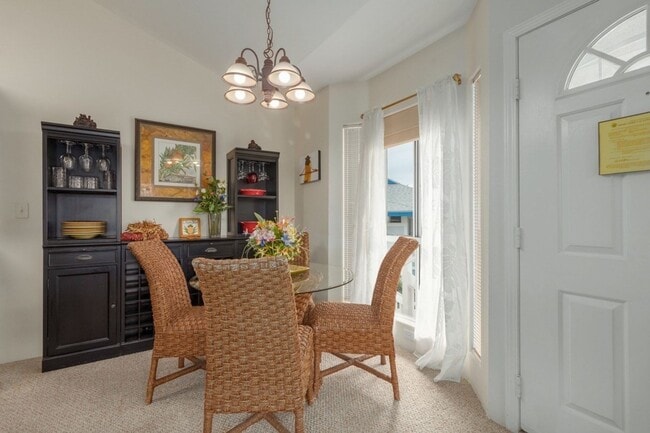 Building Photo - 2 bedroom 2 bath furnished upstairs condo ...