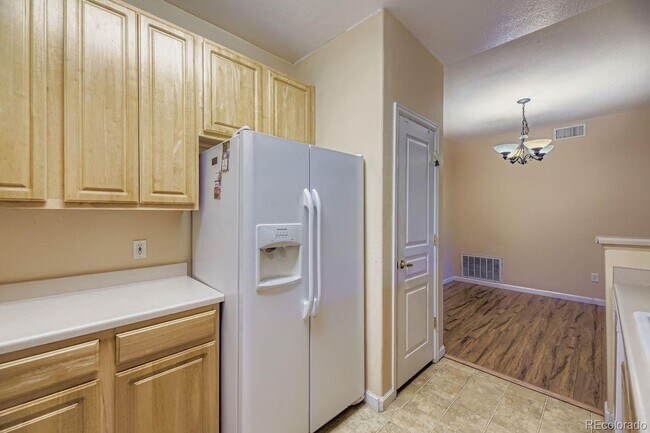 Building Photo - Bright and open three bedroom condo in exc...