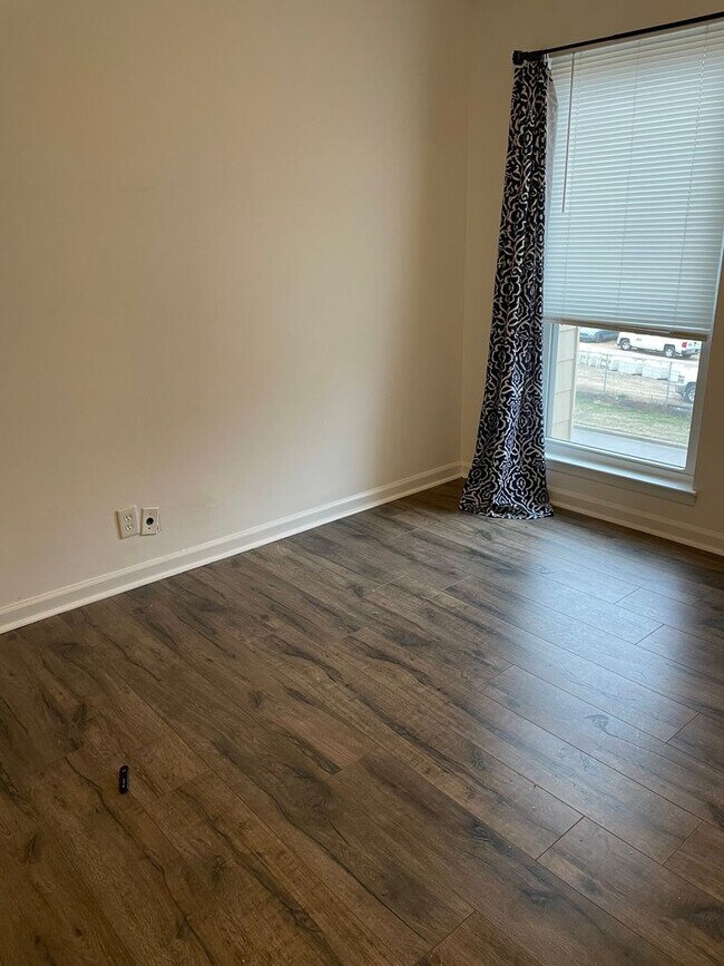 Building Photo - Awesome 2 Bedroom Condo Near the River!
